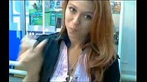 Русская девушка на работе в офисе мастурбирует бананом